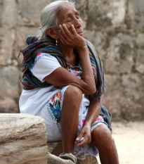 Quelle: www.piqs.de - © Fotograf: Frank Kovalchek – Titel: Sweet but ancient Mayan vendor looking totally frazzled...