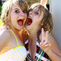Quelle: www.piqs.de © Fotograf: D. Sharon Pruitt – Titel: Another Fun Day With Crazy Sisters
