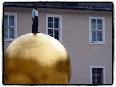 Inte-rim_Management_Blog_Foto_Juergen_Becker_Balkenhol_Mann_auf_der_Mozartkugel_am Kapitelplatz_in_Salzburg_2018