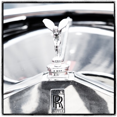 Interim_Management_Blog_Foto_Juergen_Becker_Detail_Rolls_Royce_Kühler_mit_Emily_Paul_Pietsch_Classic_Offenburg_2019