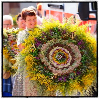 Inte-rim_Management_Blog_Foto_Juergen_Becker_Frau_nach_Weihe_ihres_Kräuterbüschels_Gengenbach_2018