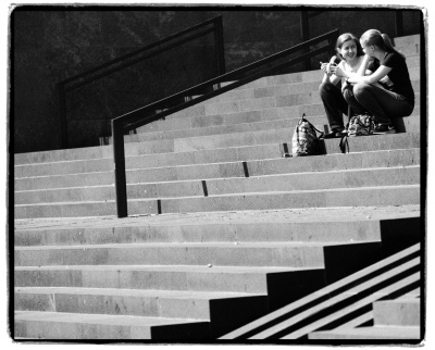 Interim_Management_Blog_Foto_Juergen_Becker_Maedchen_in_der_kleinen_Pause_Essen-Muensterplatz_2019